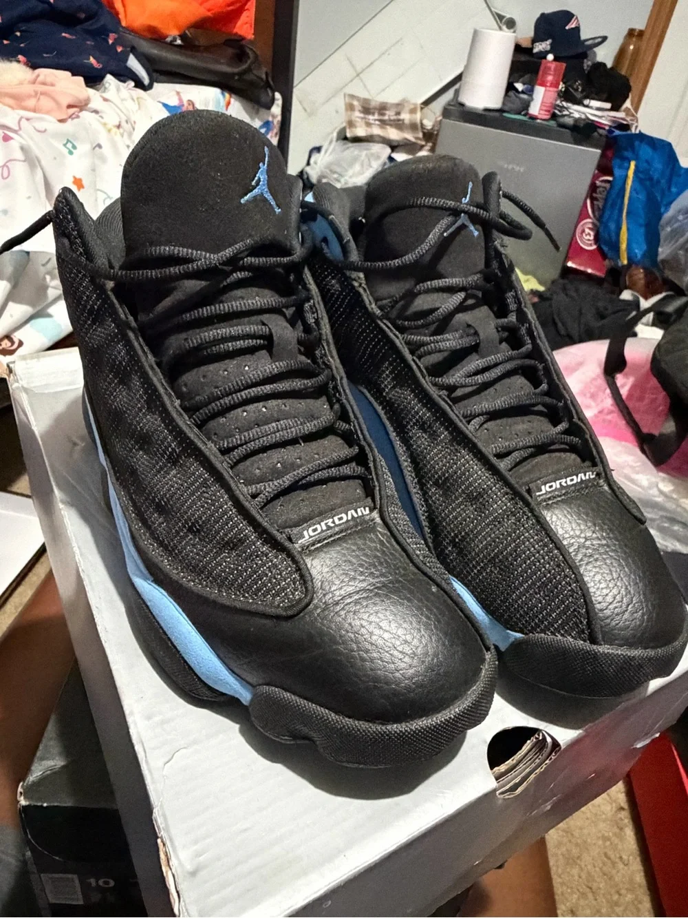 Jordan Retro Basketball Sneakers in Black and Light Bluu